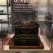 Al centro della stanza c la prima dattilografica italiana prodotta dallingegner Camillo Olivetti nel 1911: la M1. Non ebbe molto successo per, perch troppo pesante e con tantissimi e complicati ingranaggi